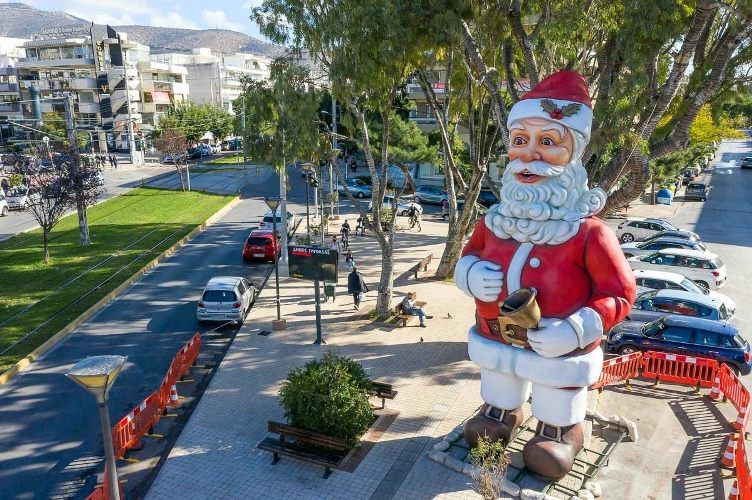 Έβγαλε τη μάσκα του o Άη-Βασίλης της Γλυφάδας μετά από τις αντιδράσεις