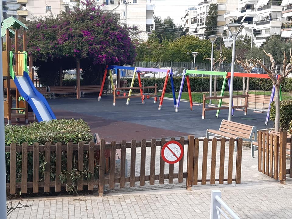 Εργασίες συντήρησης στο πάρκο και την παιδική χαρά της οδού Πηνελόπης Δέλτα