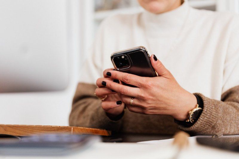 13033: «Κανένας κόφτης» στα SMS – Η απάντηση Πιερρακάκη και για τον κωδικό 7