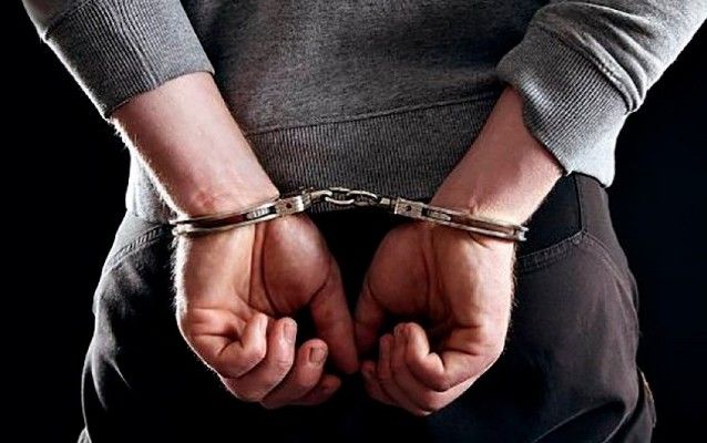Συλλήψεις στη Γλυφάδα για ναρκωτικά, όπλα και έσοδα από εγκληματικές δραστηριότητες