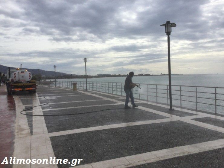 Καθαρίστηκε ο πεζόδρομος της παραλίας