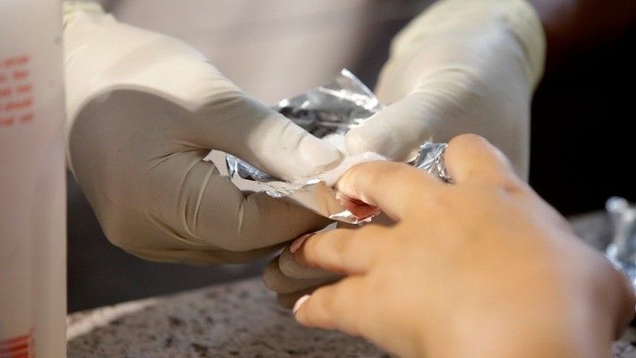 Δεν θα ανοίξουν οι επιχειρήσεις mani/pedi - Ούτε στα κομμωτήρια θα γίνονται αυτές οι υπηρεσίες