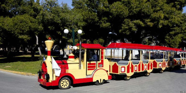 Το χριστουγεννιάτικο τρενάκι της Γλυφάδας περνά από τις γειτονιές και τις πλημμυρίζει γιορτινές μελωδίες