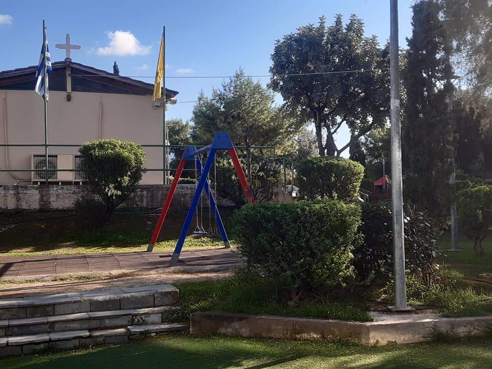 Επισκευές στα παγκάκια και την ξύλινη περίφραξη στην παιδική χαρά που βρίσκεται στο εκκλησάκι Αγ.Νικολάου