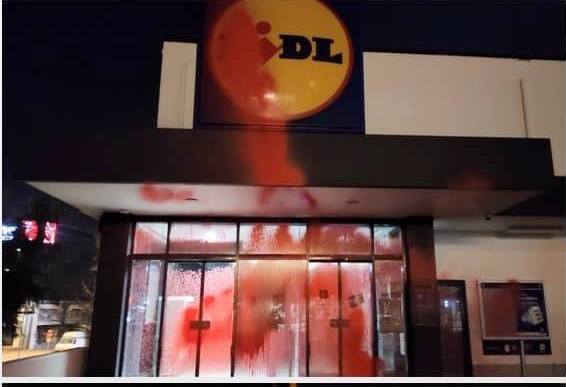 Επίθεση με μπογιές έκανε ο Ρουβίκωνας σε σούπερ μάρκετ στον Άγιο Δημήτριο