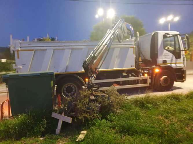 O Δήμος Γλυφάδας μαζεύει τα χριστουγεννιάτικα δέντρα έξω από τα σπίτια των πολιτών