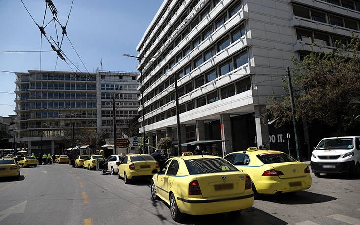 Αυξάνεται το όριο των ατόμων στα αυτοκίνητα – Τι ισχύει για τις μάσκες