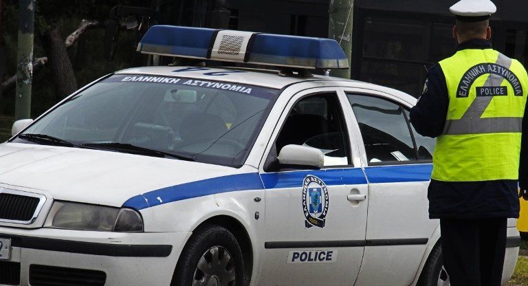 Γλυφάδα: Ένας 26χρονος πέταξε σακούλα με κοκαϊνη από το παράθυρο αυτοκινήτου ώστε να αποφύγει τη σύλληψη