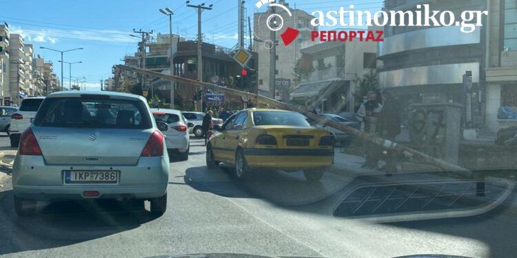 Κολώνα έπεσε πάνω σε ταξί στο Παλαιό Φάληρο