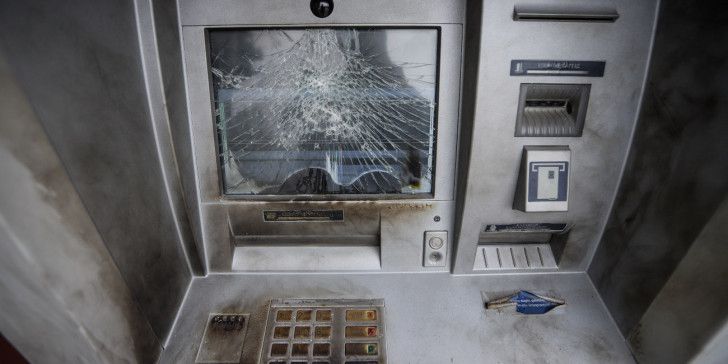 Άγνωστοι ανατίναξαν ΑΤΜ στη λεωφόρο Βουλιαγμένης 