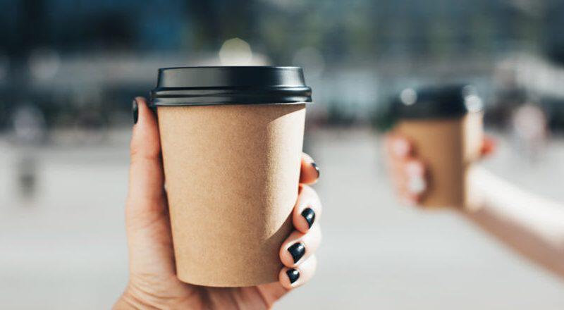 Τέλος για τον «καφέ στα όρθια» έξω από τα take away – Η νέα ΚΥΑ