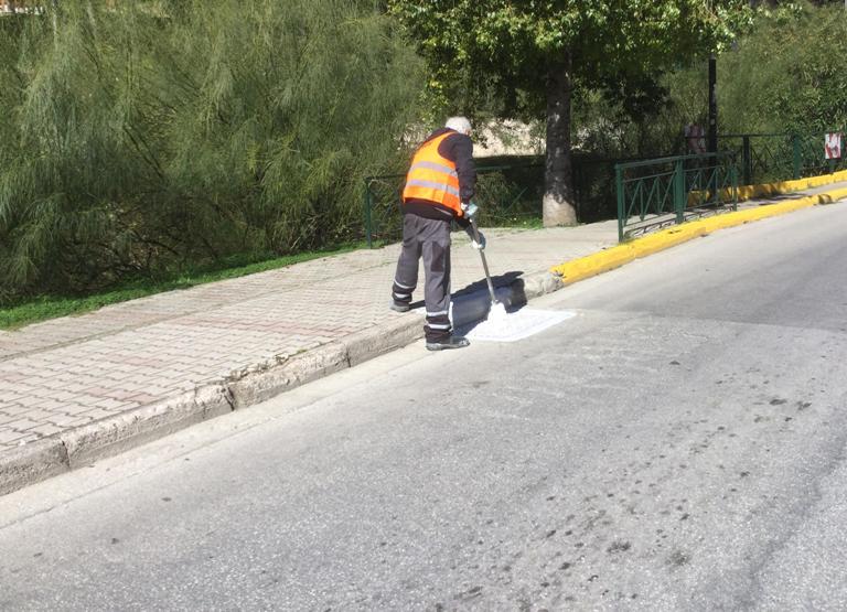 Συνεχίζεται το ασβέστωμα σε φρεάτια και κάδους απορριμμάτων