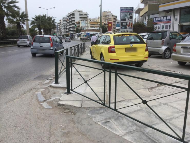 Κολωνάκια και Π τοποθετήθηκαν στην Ποσειδώνος μπροστά από την Τράπεζα Πειραιώς