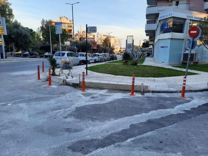 Κολωνάκια που αποτρέπουν τη στάθμευση των οδηγών τοποθετήθηκαν στο τρίγωνο της Λ.Ελευθερίας και Κορυτσάς