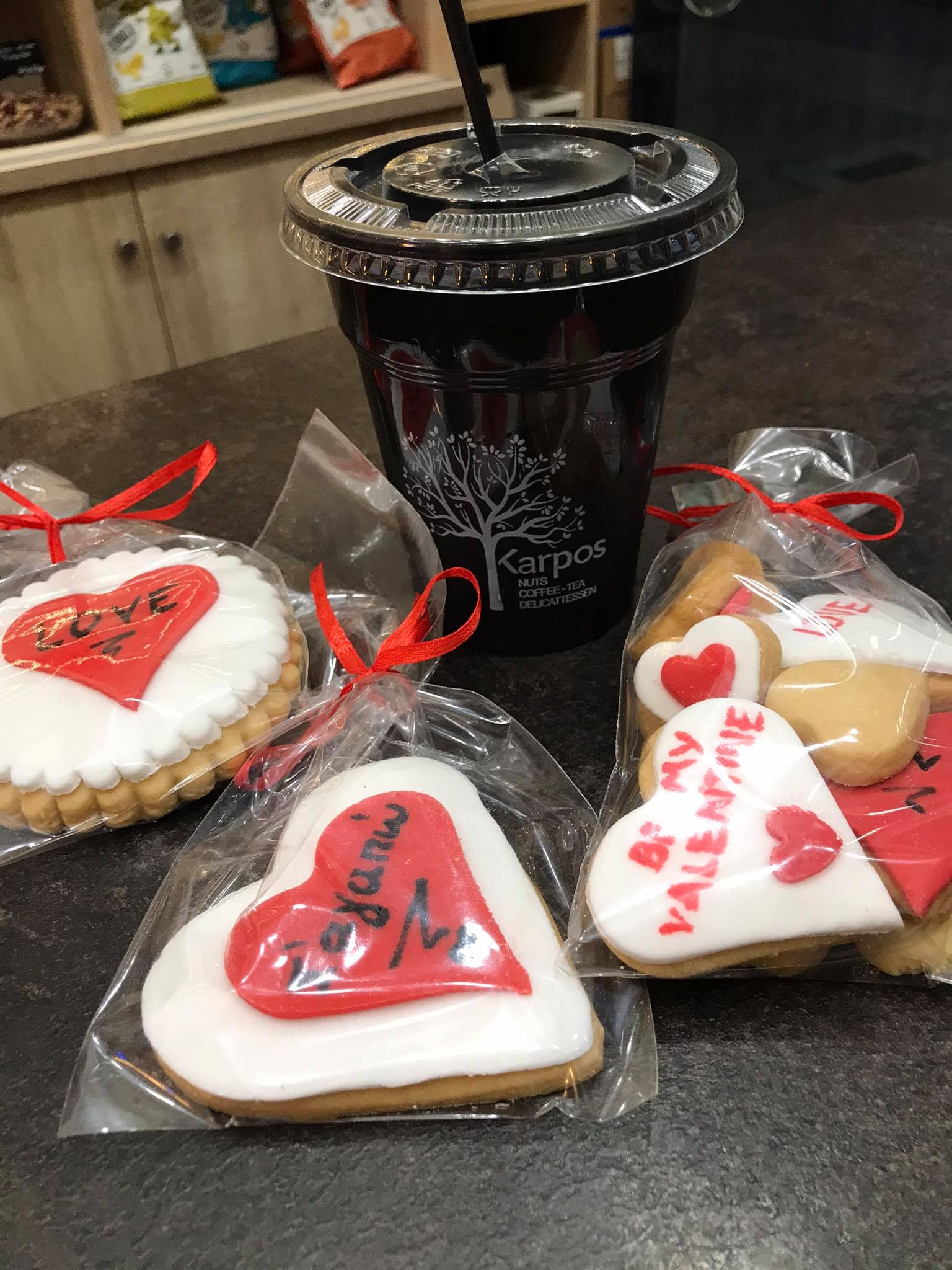 Cookies με ιδιαίτερα μηνύματα συνοδεύουν με τον πιο «αγαπησιάρικο» τρόπο τον καφέ σου από τον «Karpo»