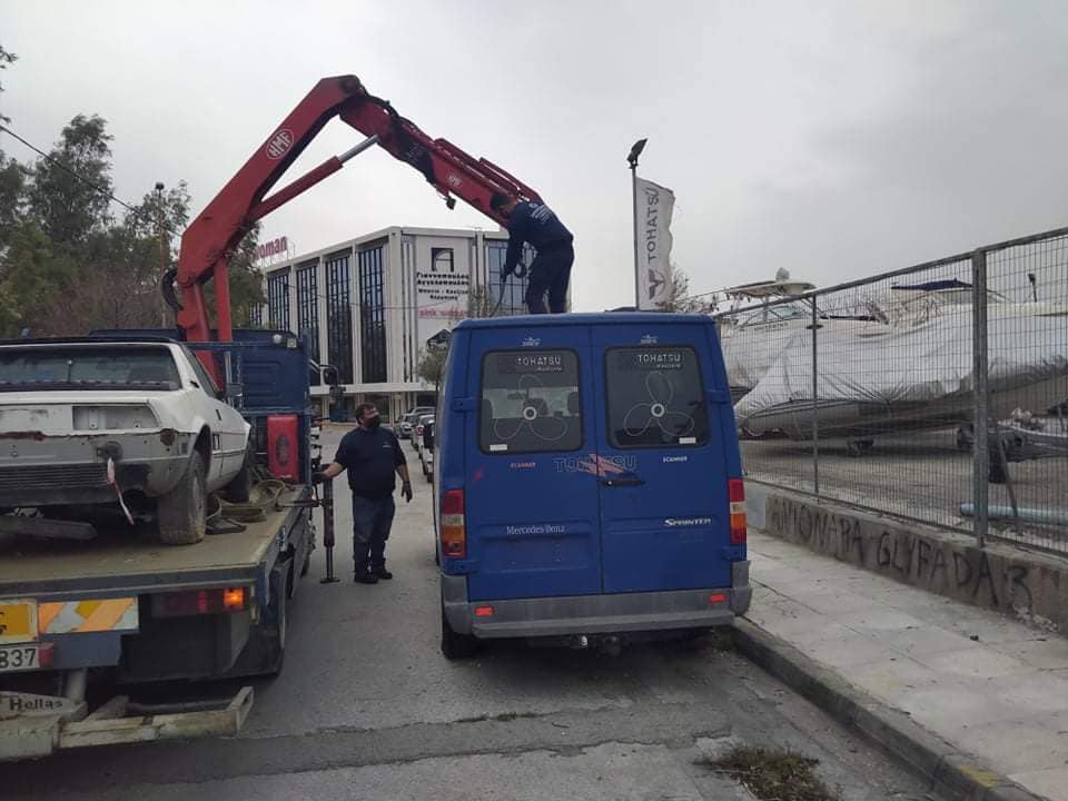 Συνεχίζεται η απομάκρυνση εγκαταλελειμμένων αυτοκινήτων από δρόμους του Αλίμου