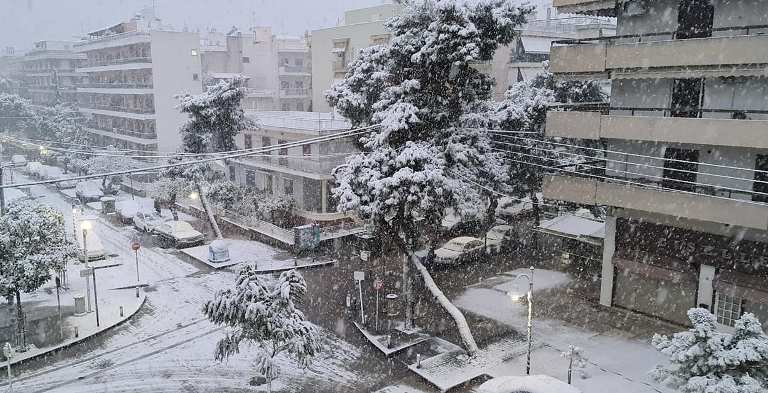 Στα λευκά ντύθηκε η οδός Αυξεντίου