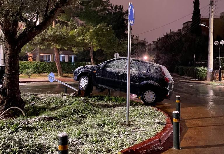 Εξετράπη αυτοκίνητο στη Βούλα λόγω πάγου