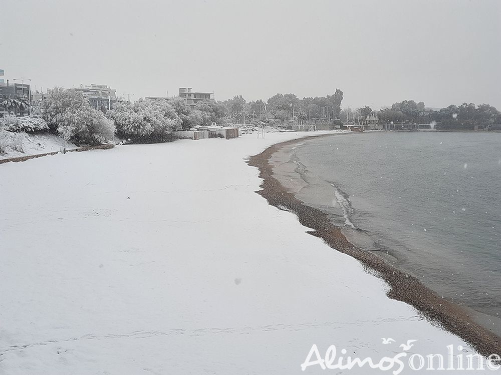 Σπάνιες εικόνες: Η παραλία Αλίμου στα λευκά