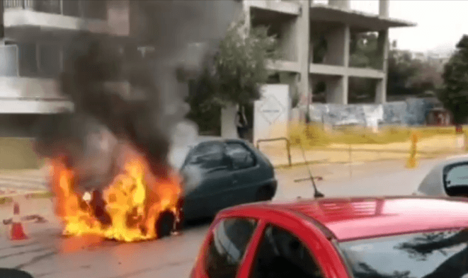 Φωτιά ξέσπασε σε αυτοκίνητο εν κινήσει στο κέντρο της Γλυφάδας