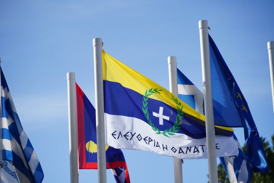 Τα λάβαρα της Επανάστασης του ’21 κυματίζουν στη Γλυφάδα