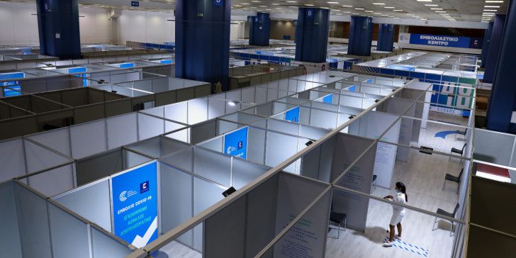 Οι δήμοι θα συμβάλλουν με προσωπικό στα μεγάλα εμβολιαστικά κέντρα της Αττικής