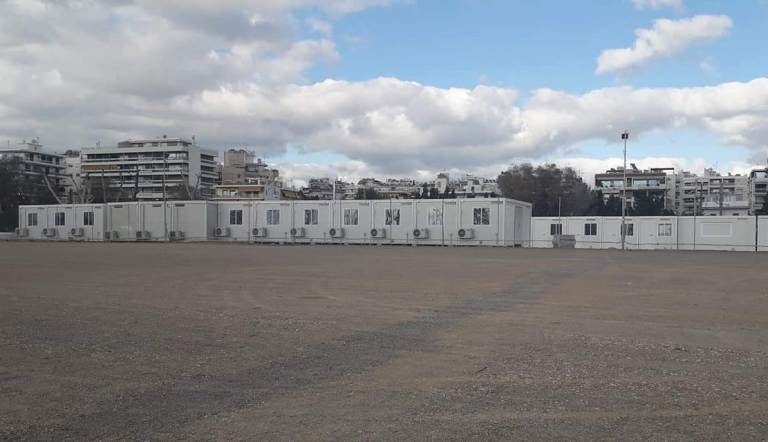 Η Δώρα Σύρμα απαντά στην ανάρτηση της Ραχήλ Μακρή για τους προκάτ οικίσκους στη Μαρίνα Αλίμου