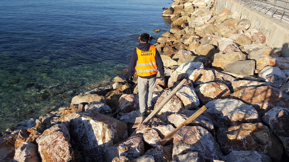 Επιχείρηση καθαρισμού στα βράχια κάτω από τον πεζόδρομο της παραλίας