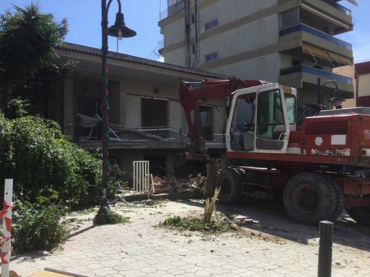 Ξεκίνησε το γκρέμισμα της μονοκατοικίας στην οδό Αυξεντίου