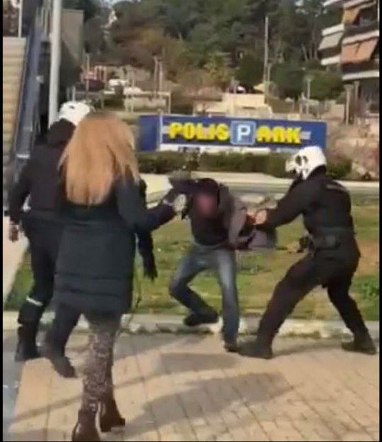 Ένταση στην πλατεία Νέας Σμύρνης με χρήση υπέρμετρης βίας από τους αστυνομικούς