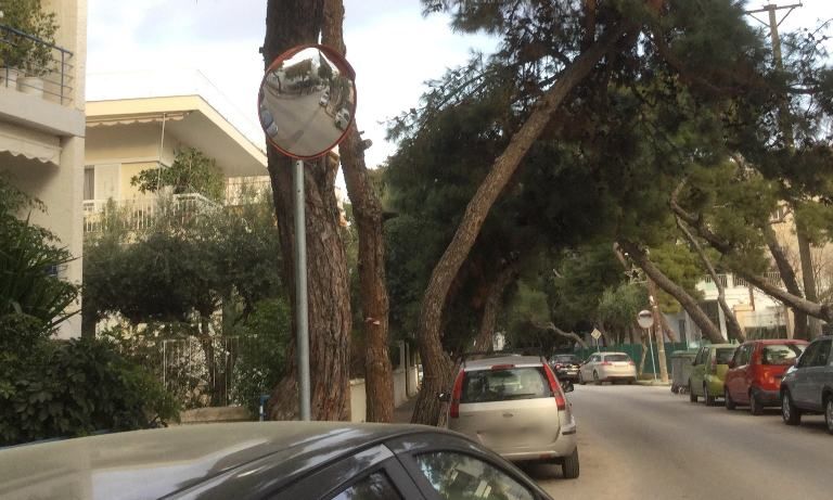 Νέος καθρέφτης ελέγχου κυκλοφορίας τοποθετήθηκε στην οδό Θουκυδίδου
