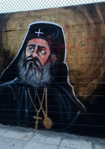 Συνελήφθησαν επ’ αυτοφώρω δύο άνδρες που προσπάθησαν να βανδαλίσουν τον «Τοίχο των Ηρώων»