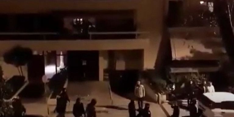 Νέα Σμύρνη: Βίντεο από τους κατοίκους που έχουν βγει στα μπαλκόνια και βρίζουν τους κουκουλοφόρους