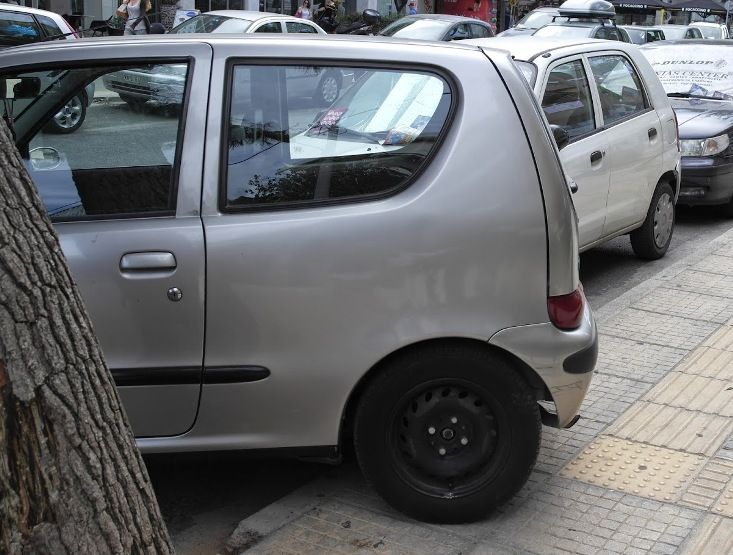 «Τα πεζοδρόμια δεν είναι για να παρκάρετε», η ανάρτηση μίας Αλιμιώτισσας προς τους οδηγούς που παρκάρουν σε πεζοδρόμια