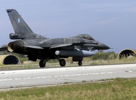 Δοκιμαστικές πτήσεις μαχητικών αεροπλάνων πάνω από τον Άλιμο