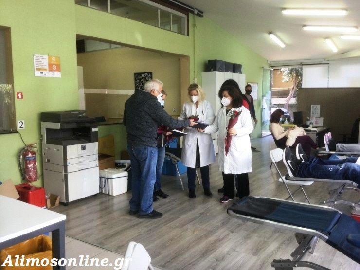Μεγάλη η συμμετοχή των Αλιμιωτών στην εθελοντική αιμοδοσία – H έκπληξη στις νοσηλεύτριες και την ιατρό