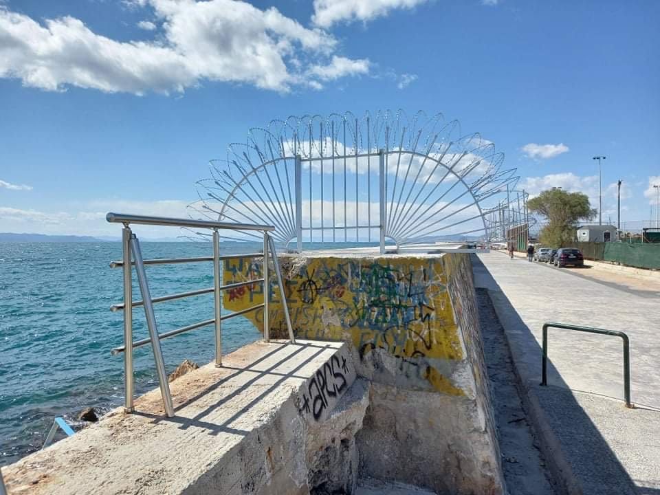Η απάντηση του Δήμου Αλίμου σχετικά με τα κάγκελα στον κυματοθραύστη