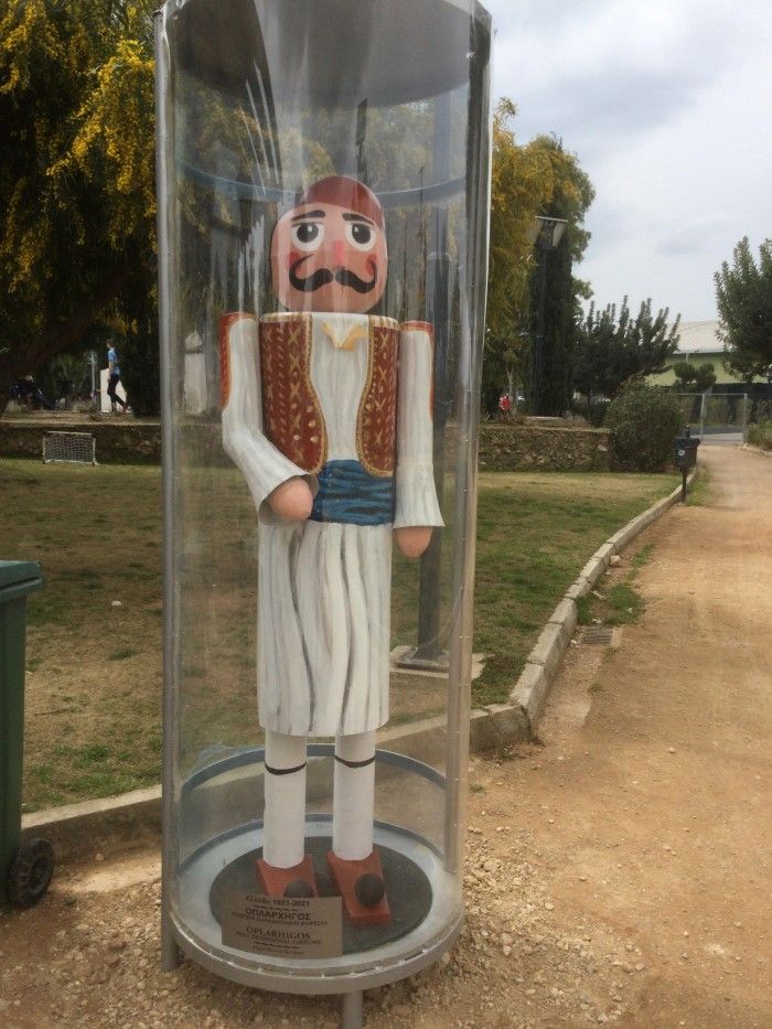 Φιγούρες ηρώων και οπλαρχηγών της επανάστασης στο πάρκο Αγ. Γεωργίου στο Παλαιό Φάληρο