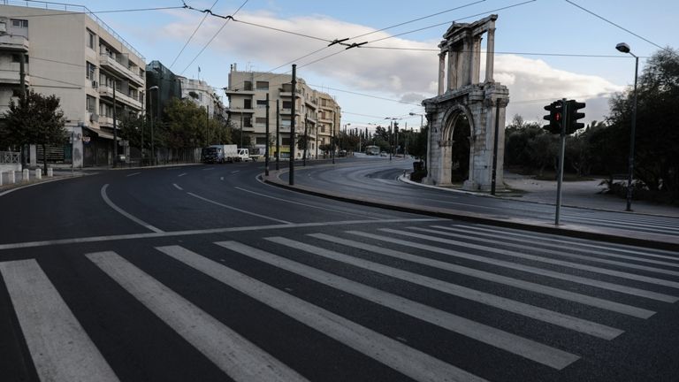 Ανοίγουν σήμερα κομμωτήρια, κέντρα περιποίησης νυχιών, παιδικές χαρές και αρχαιολογικοί χώροι