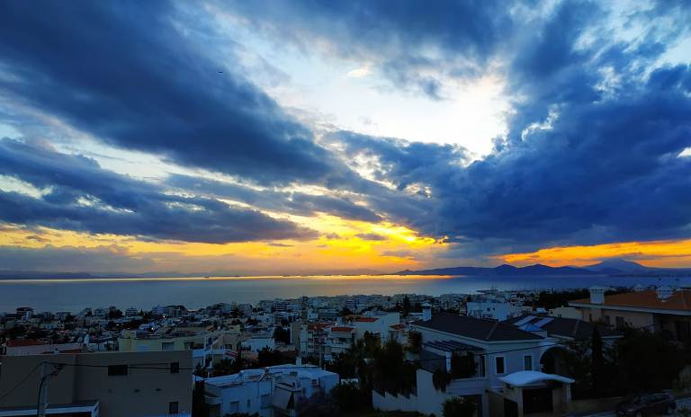 Το υπέροχο ηλιοβασίλεμα από τον λόφο Πανί