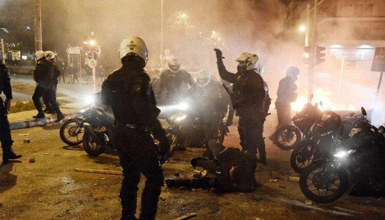 H κατάθεση του 28χρονου αστυνομικού για τα επεισόδια στη Νέα Σμύρνη – «Νόμιζαν πως πέθαναν, γι αυτό σταμάτησαν»