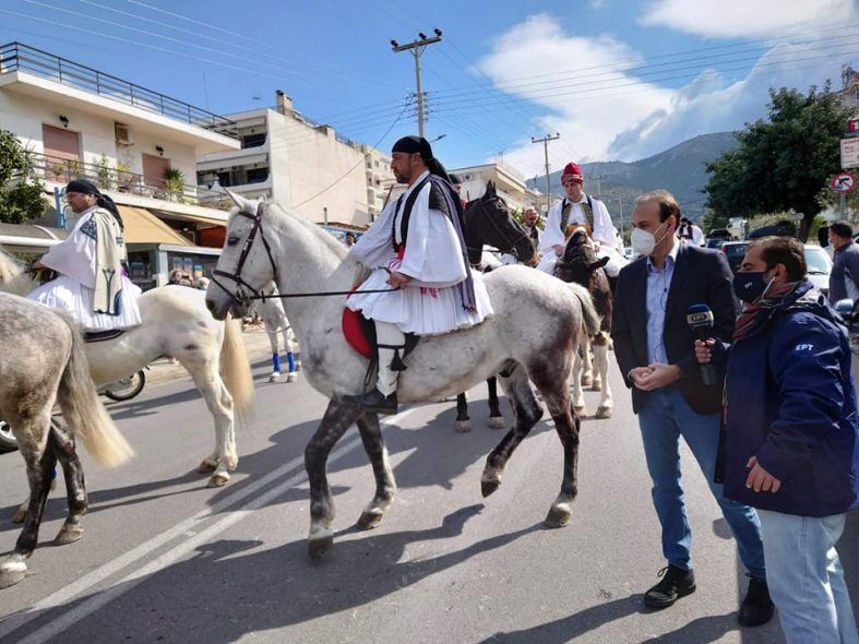 Τσολιάδες πάνω σε άλογα κυκλοφορούν στη Γλυφάδα