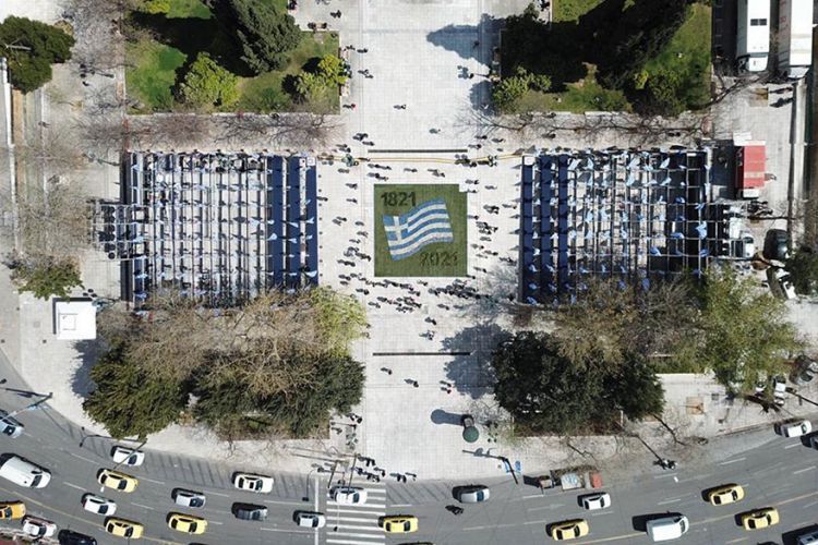 5.000 λουλούδια στην πλατεία Συντάγματος σχηματίζουν την ελληνική σημαία
