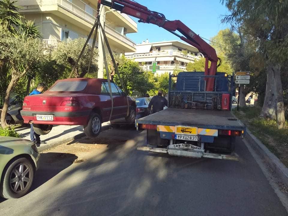 Συνεχίζεται η απομάκρυνση εγκαταλελειμμένων αυτοκινήτων από δρόμους του Αλίμου