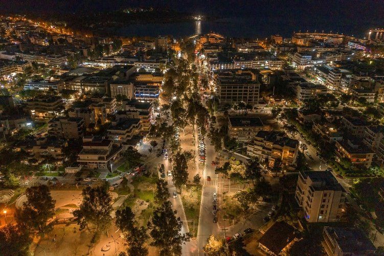Ολοκληρώθηκε το μεγάλο έργο της ανάπλασης της Λαμπράκη στη Γλυφάδα