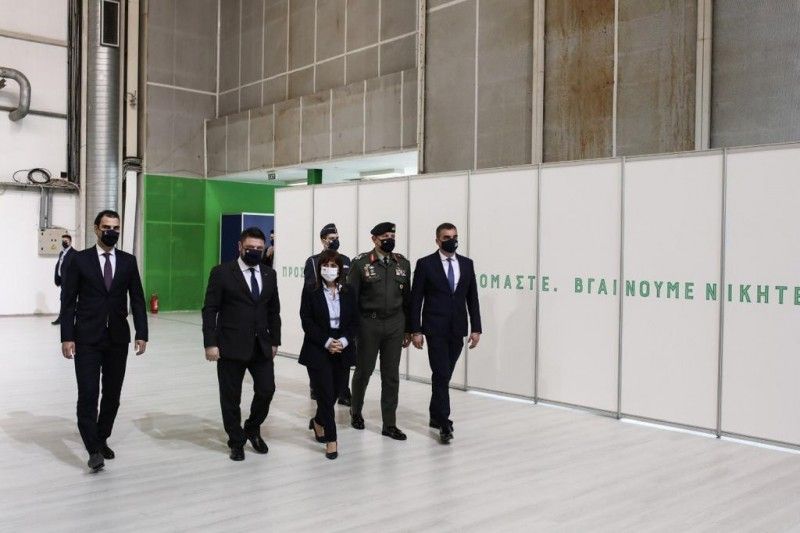 Η ΠτΔ Κατερίνα Σακελλαροπούλου επισκέφτηκε το Εμβολιαστικό Κέντρο στο Ελληνικό