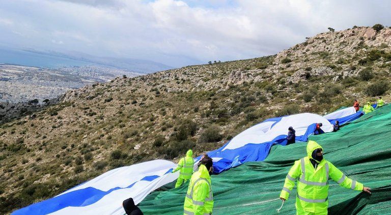 Φθορές στη μεγάλη ελληνική σημαία που βρίσκεται στον Υμηττό – Θα επανατοποθετηθεί σύντομα
