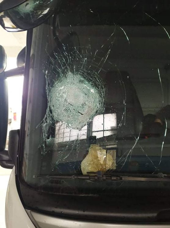 Παλαιό Φάληρο: Έσπασαν το παρμπρίζ απορριμματοφόρου οι ανήλικοι που πέταγαν πέτρες στην παραλιακή