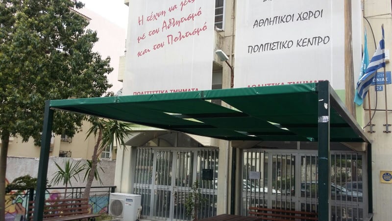 Αντικαταστάθηκαν τα φθαρμένα σκίαστρα στα γήπεδα τένις αλλά και τη Δημοτική Βιβλιοθήκη