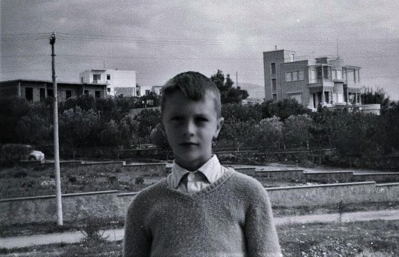 Μία φωτογραφία του 1963 με φόντο την βίλλα Παλαιοκρασσά στο Καλαμάκι